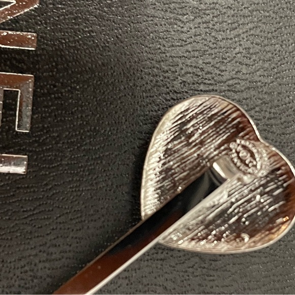 EUC CHANEL PEARL AND CRYSTAL HAIR PIN NO FLAWS - Picture 4 of 5